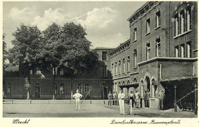 123350 Gezicht op de binnenplaats van de Infanteriekazerne (Mineurslaan 4) te Utrecht.